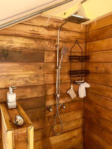 Ένα μπάνιο στο Casa Misiones Glamping