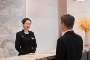 Členové personálu v ubytování Shenyang Huaqiang Novlion Hotel