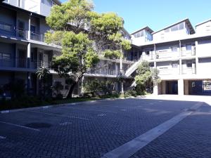 una strada vuota di fronte a un edificio di Field's Rest: The Apartment a Port Elizabeth