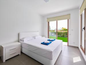 Postel nebo postele na pokoji v ubytování Angie Luxury Beach Villas + 37 fotografií