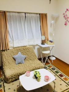 uma sala de estar com uma cama e uma mesa em ROOMs六本松03 em Fukuoka