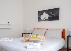 Pokój z łóżkiem z tacą z jedzeniem w obiekcie veronaeasyapartments w Weronie