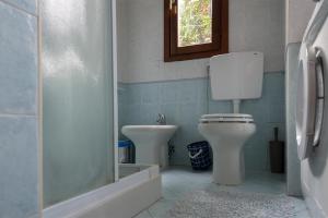 ヴェローナにあるveronaeasyapartmentsのバスルーム(トイレ、洗面台付)