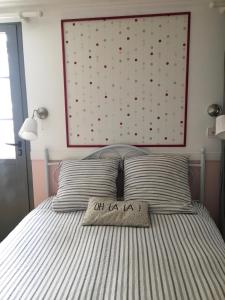 En eller flere senge i et værelse på Villa Camélia