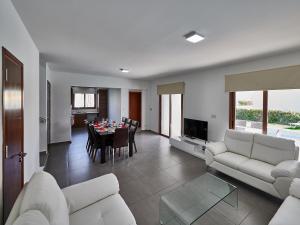 TV a/nebo společenská místnost v ubytování Angie Luxury Beach Villas