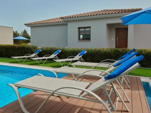 Bazén v ubytování Angie Luxury Beach Villas nebo v jeho okolí