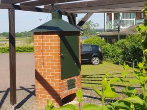 Ein Garten an der Unterkunft Ferienwohnung Mönchgut 1 mit Wintergarten und Terrasse