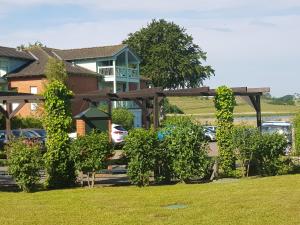 Ein Garten an der Unterkunft Ferienwohnung Mönchgut 1 mit Wintergarten und Terrasse