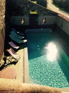 - une vue sur la piscine et ses chaises dans l'établissement Gites De L'Etang Des Noues, à Cholet
