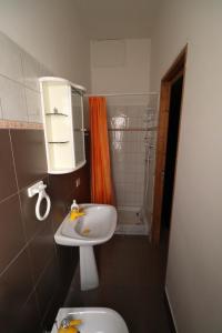bagno con lavandino, servizi igienici e specchio di Stanza Matrimoniale con bagno a Trapani