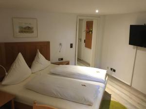 Una cama o camas en una habitación de Gasthof Zum Lam