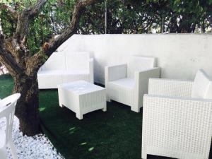 ディアマンテにあるPorta del Mareの白い椅子群