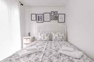 ein weißes Schlafzimmer mit einem großen Bett mit Kissen in der Unterkunft • Minimalism & Charisma • in Sofia's top centre • in Sofia
