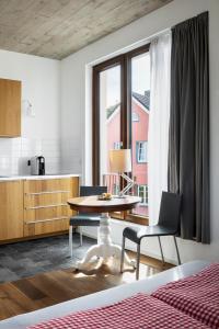Zimmer mit einem Tisch und Stühlen sowie einer Küche in der Unterkunft Cologne Country Lodge in Köln