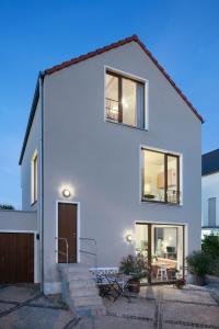 Casa blanca con puerta y ventanas en Cologne Country Lodge, en Colonia