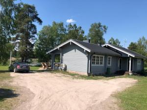 a small house with a car parked in front of it at Annas Beach in Hausjärvi