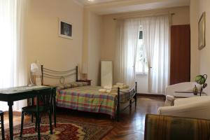 1 dormitorio con 1 cama y escritorio en una habitación en Agnes Roma en Roma