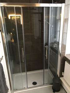 una ducha con puerta de cristal en un baño en The Luxury Apartment, en Buxton 16 fotos más