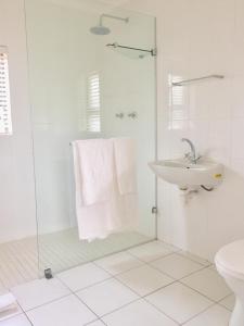 a white bathroom with a sink and a shower at Ko Ka Tsara Bush Camp in Beaufort West