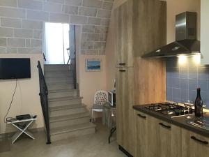 cocina con escalera y fogones en una habitación en Dimora San Biagio, en Veglie