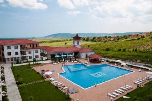 widok z powietrza na ośrodek z basenem w obiekcie Apart Hotel Harmony Hills Residence w mieście Rogaczewo
