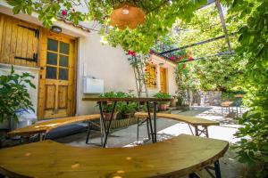 un patio con mesas y sillas y un edificio en Kyveli Cottage by AgroHolidays, en Phini