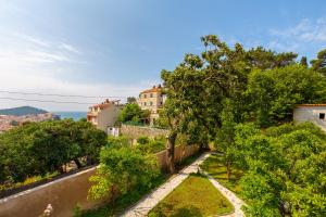 Blick auf eine Stadt mit Bäumen und Gebäuden in der Unterkunft Apartment Villa Ahava in Dubrovnik