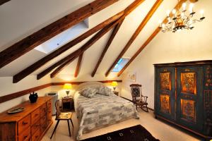 a bedroom with a bed and a dresser in a room at Herberge an der Nikolauszeche in Purbach am Neusiedlersee