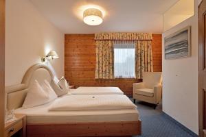 Uma cama ou camas num quarto em Hotel Tiroler Stuben