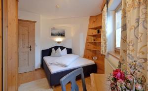 Uma cama ou camas num quarto em Hotel Tiroler Stuben
