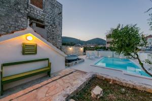 Bazén v ubytovaní Seaside Villa Mia Trogir alebo v jeho blízkosti