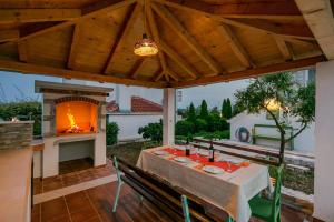 Patio alebo iná vonkajšia časť ubytovania Seaside Villa Mia Trogir
