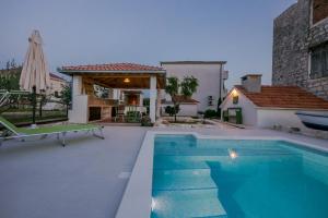 Bazén v ubytovaní Seaside Villa Mia Trogir alebo v jeho blízkosti