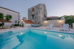 Bazén v ubytovaní Seaside Villa Mia Trogir alebo v jeho blízkosti