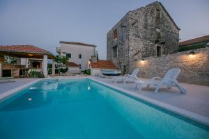 Bazén v ubytovaní Seaside Villa Mia Trogir alebo v jeho blízkosti