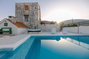 Bazén v ubytovaní Seaside Villa Mia Trogir alebo v jeho blízkosti