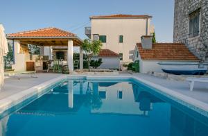 Bazén v ubytovaní Seaside Villa Mia Trogir alebo v jeho blízkosti