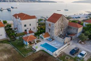 uma vista aérea de uma casa com piscina em Seaside Villa Mia Trogir em Trogir