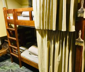 台南的住宿－廣角民宿 ，客房内的双层床和窗帘