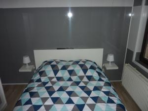 een bed in een kamer met twee lampen aan weerszijden bij Vakantie woning De Loft in Dilsen-Stokkem +19 foto's