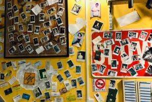 台南的住宿－廣角民宿 ，墙上一张桌子上放着一堆照片