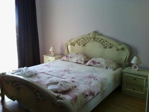 ラブダにあるComplex Oazisのベッドルーム1室(花柄のベッドカバー付)