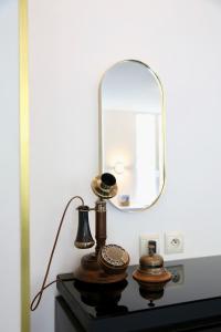 lampa na stole z lustrem w obiekcie Stella Etoile w Paryżu