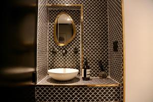 uma casa de banho com um lavatório e um espelho em Stella Etoile em Paris