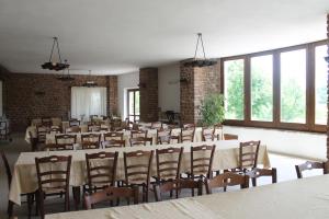 Cette grande chambre dispose de tables, de chaises et de fenêtres. dans l'établissement Arcus Casa Vacanze, à Macerino