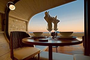 einen Tisch in einem Zimmer mit Fenster in der Unterkunft Desert Whisper in Solitaire