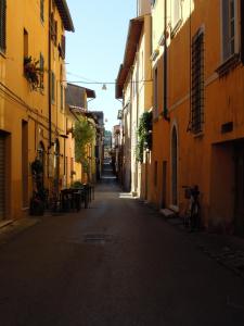 an empty street in an alley between two buildings at Corte Navari - Loft Principe Filippo in Pietrasanta