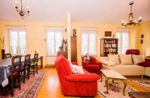 ein Wohnzimmer mit roten Stühlen und einem Sofa in der Unterkunft "Chez Michele & Christian " in Barr