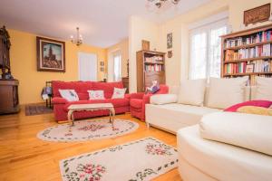 sala de estar con muebles de color rojo y sofá rojo en "Chez Michele & Christian ", en Barr