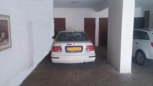 un coche blanco está aparcado en un garaje en Dorit Vacation en Tiberias